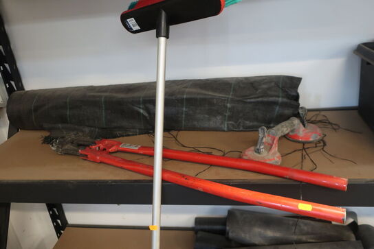 Div. slanger, spande, boltsaks m.v. (se billeder)