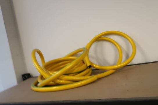 indhold på Reol  og ved (se billeder)