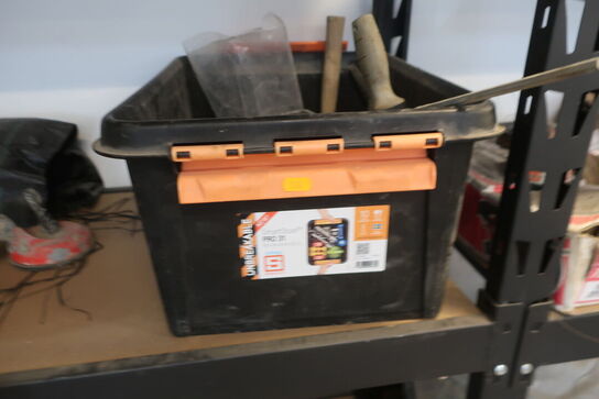 Div. slanger, spande, boltsaks m.v. (se billeder)