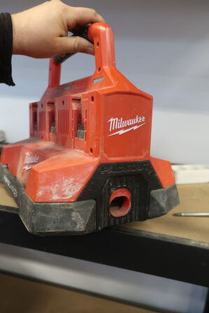 Ladestation MILWAUKEE til 6x batterier + enkelt ladestation