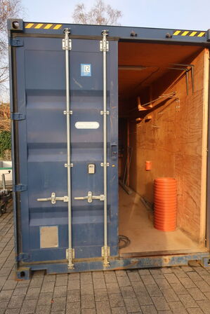 20' container m. opbygning. Indhold medfølger.