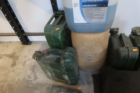 Jerrycans, frostvæske m.v. (se billeder)