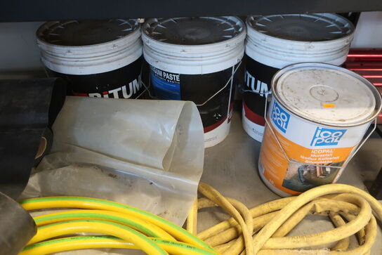 Div. slanger, spande, boltsaks m.v. (se billeder)