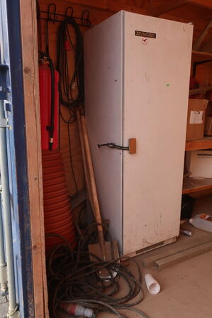 20' container m. opbygning. Indhold medfølger.