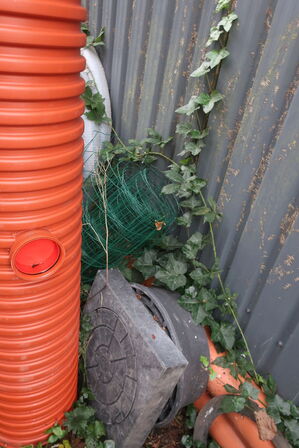 Div. rør, dæksler m.v. (se billeder)