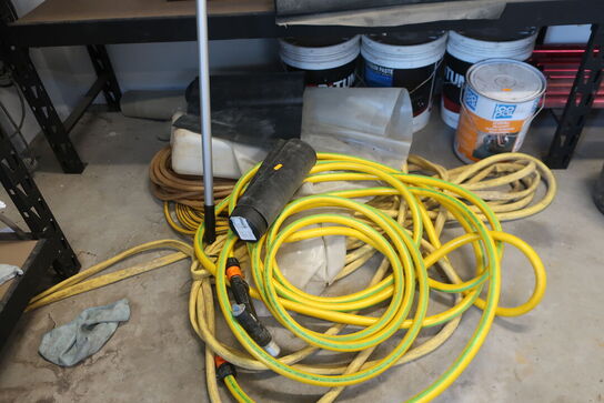 Div. slanger, spande, boltsaks m.v. (se billeder)