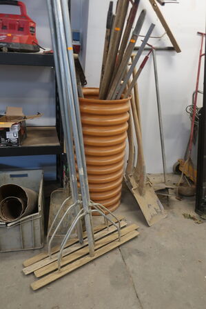 Afrettere, skovle, river m.v. (se billeder)