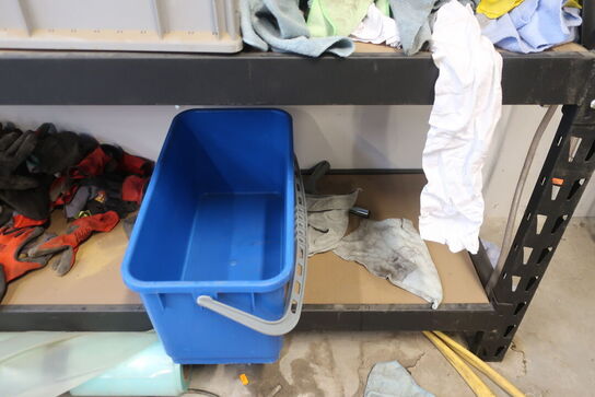 indhold på Reol  og ved (se billeder)