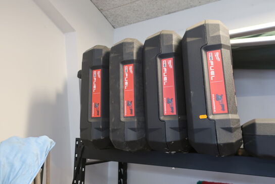 7 stk. tomme MILWAUKEE værktøjskasser samt tagbøjler