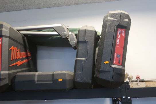 7 stk. tomme MILWAUKEE værktøjskasser samt tagbøjler