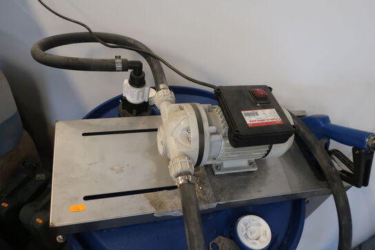 AdBlue plasttromle med ca 100 liter    Pumpe medfølger ikke