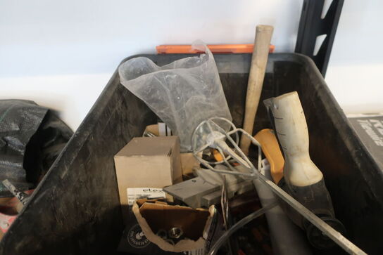 Div. slanger, spande, boltsaks m.v. (se billeder)