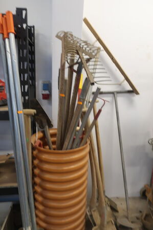 Afrettere, skovle, river m.v. (se billeder)