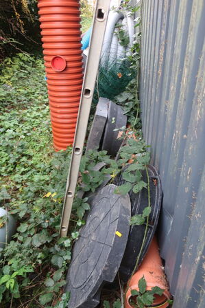 Div. rør, dæksler m.v. (se billeder)