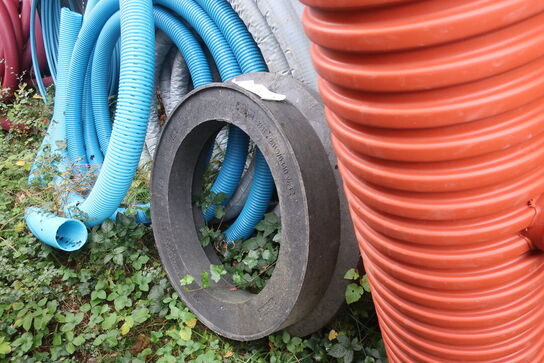 Div. rør, dæksler m.v. (se billeder)