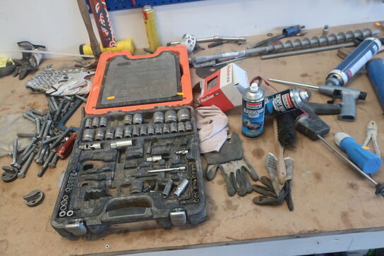 Værktøj på bord samt væg (hulplade medfølger)