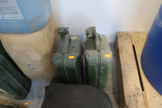 Jerrycans, frostvæske m.v. (se billeder)