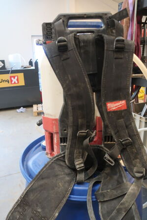 Ukrudtssprøjte m. vest MILWAUKEE M18 BPFPH (akku)