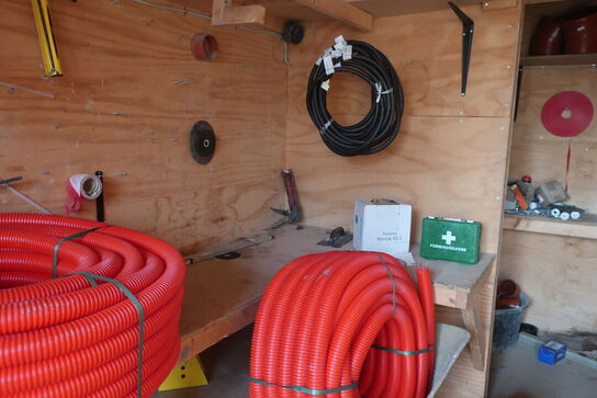 20' container m. opbygning. Indhold medfølger.