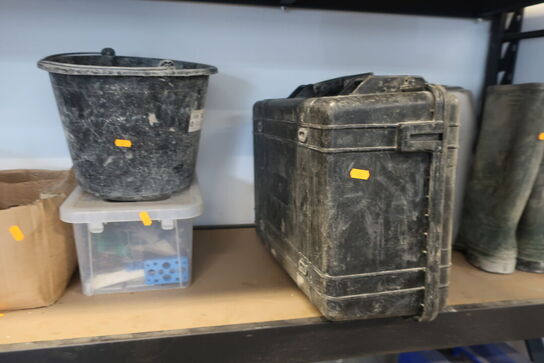 Indhold på tre hylder (se billeder)