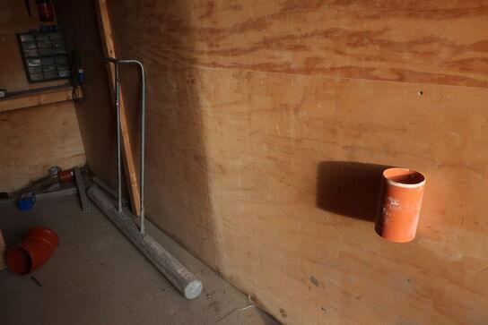 20' container m. opbygning. Indhold medfølger.