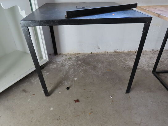 Stålbord (bemærk et af benene er faldet af)