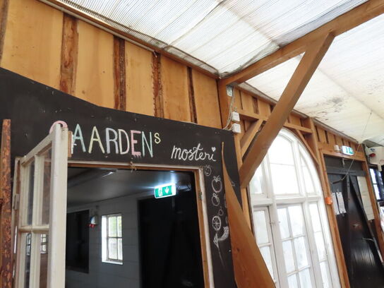 Træbygning opført i planker, til nedbrydning inkl. Vinduer