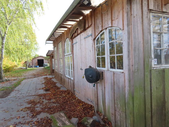 Træbygning opført i planker, til nedbrydning inkl. Vinduer