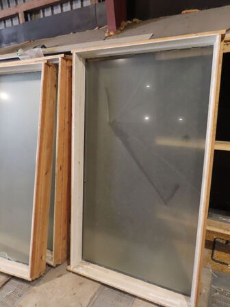 3 stk. Vinduer/ruder (den ene rude er i stykker)