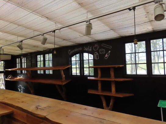 Træbygning opført i planker, til nedbrydning inkl. Vinduer