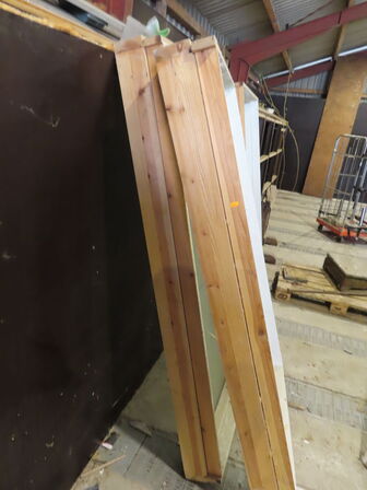 3 stk. Vinduer/ruder (den ene rude er i stykker)