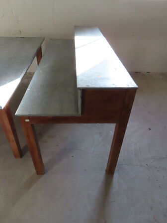 Bord med opsats og galvaniseret bordplade