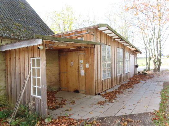 Træbygning opført i planker, til nedbrydning inkl. Vinduer