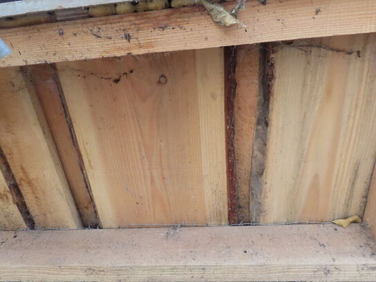 Træbygning opført i planker, til nedbrydning inkl. Vinduer