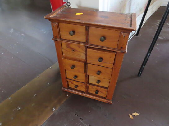 Lille skab med skuffer