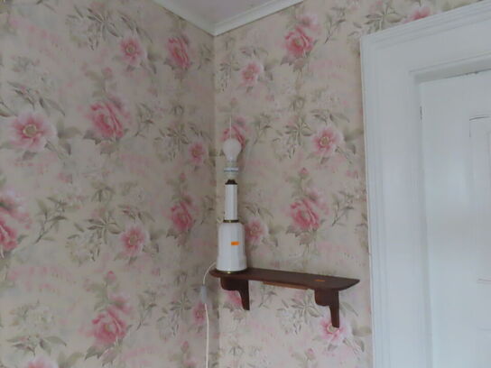 Lille hylde med lampe (uden skærm)