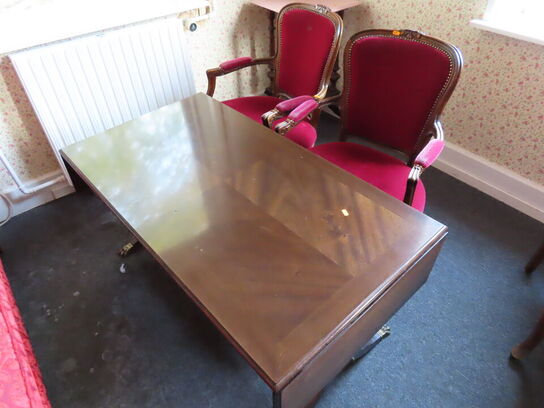 Bord med 2 stk. rokoko stole