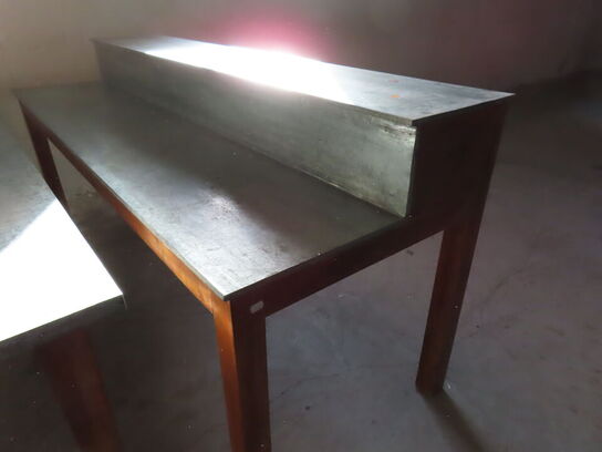 Bord med opsats og galvaniseret bordplade