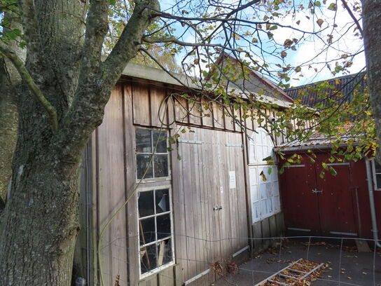 Træbygning opført i planker, til nedbrydning inkl. Vinduer