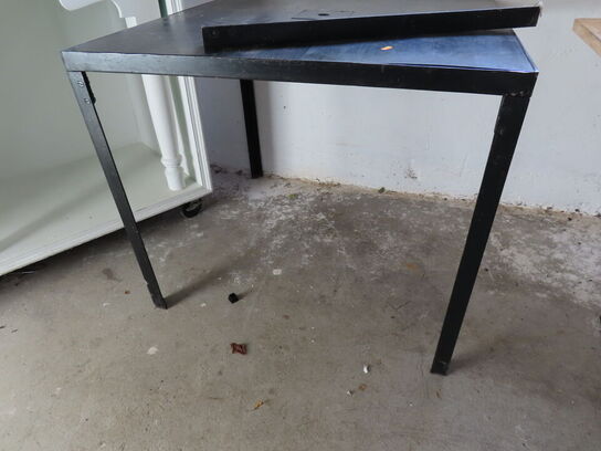 Stålbord (bemærk et af benene er faldet af)