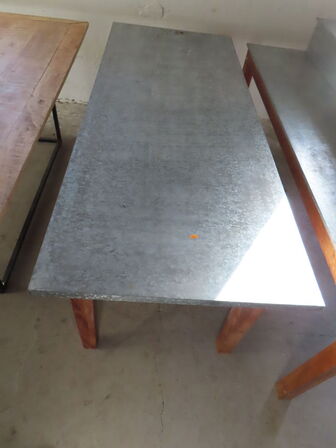 Bord med galvaniseret bordplade