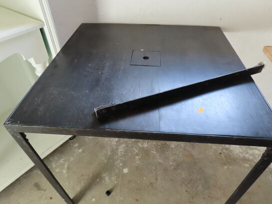 Stålbord (bemærk et af benene er faldet af)