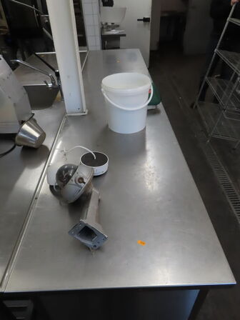 Rustfri stålbord (kun forreste del uden vasken) Bemærk udstæring i bordplade for søjle