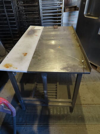 Rustfri stålbord med skærebræt
