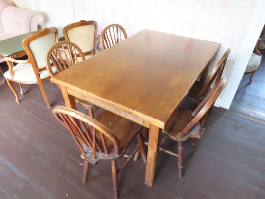 Bord med 5 stk. stole