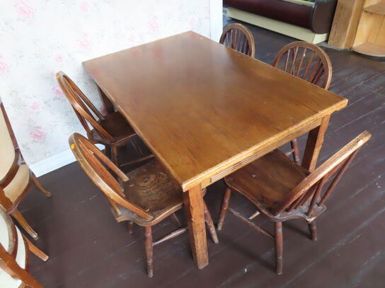 Bord med 5 stk. stole