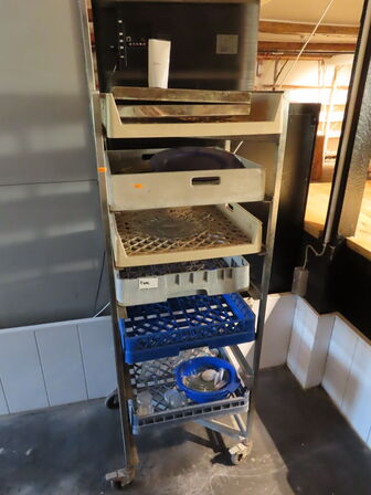 Stikvogn med opvaskerbakker