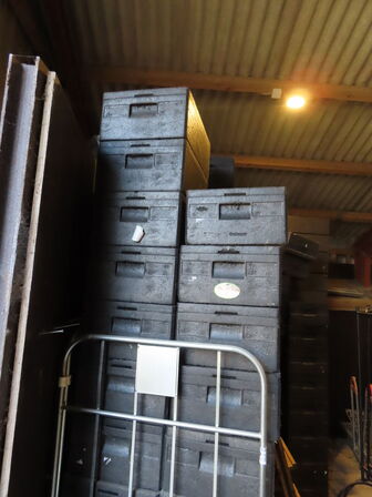 Ca. 100 stk. Termokasser - alle på billedet - vogne medfølger ikke