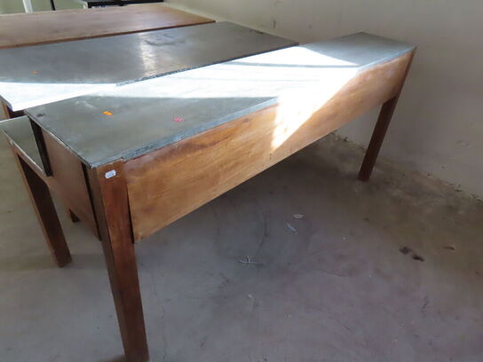 Bord med opsats og galvaniseret bordplade