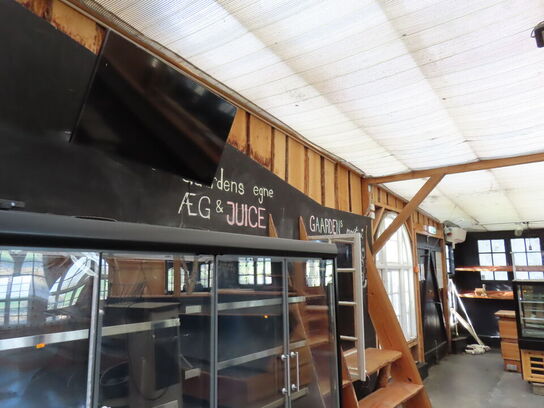 Træbygning opført i planker, til nedbrydning inkl. Vinduer